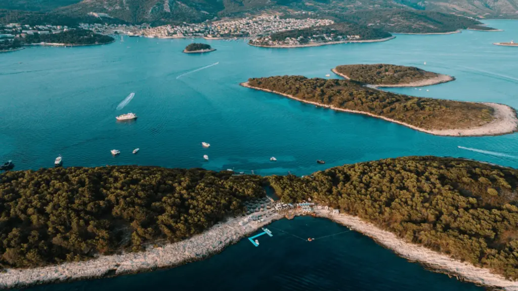 Luftbild der Buchten und Inseln vor Hvar