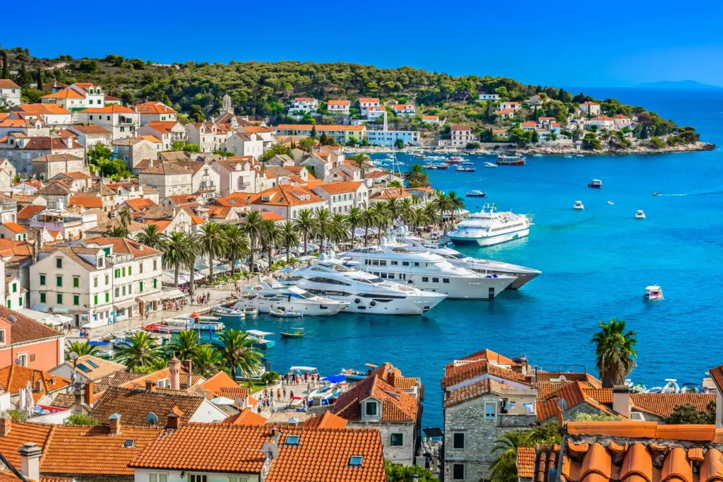 Blick über die Dächer von Hvar Stadt auf den Hafen mit Yachten