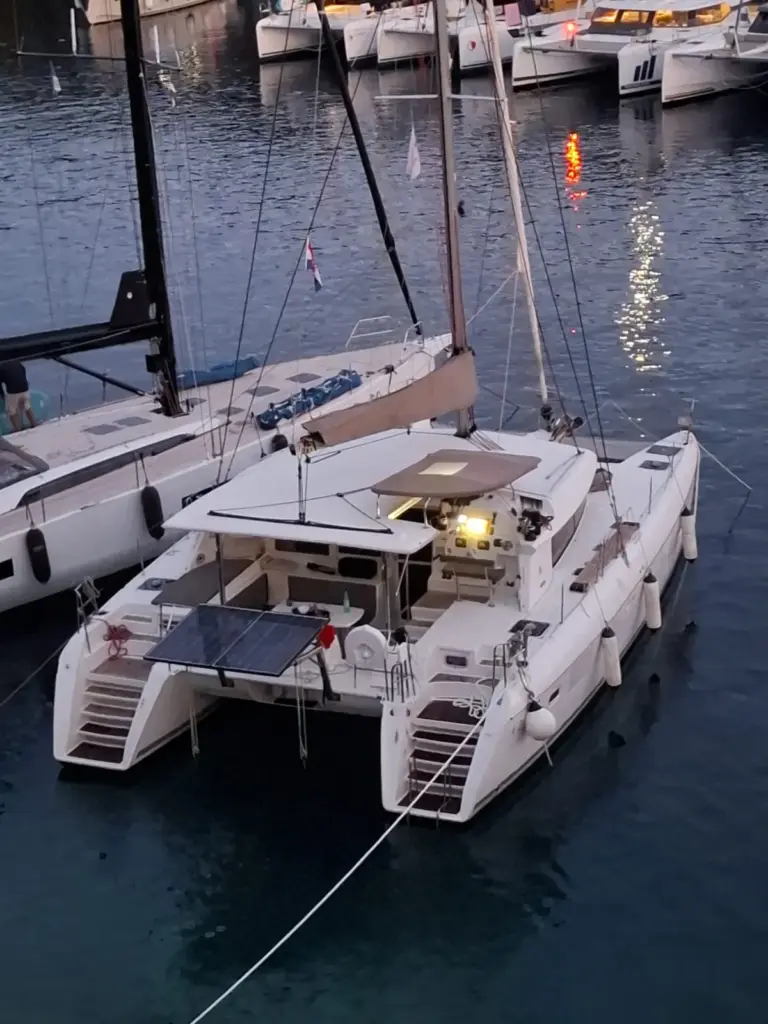 Der Katamaran am Steg in der Marina am Abend