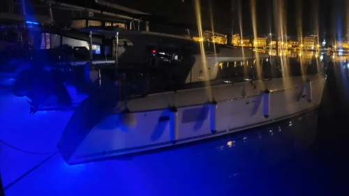 Die Happiness bei Nacht mit blauer Unterwasserbeleuchtung